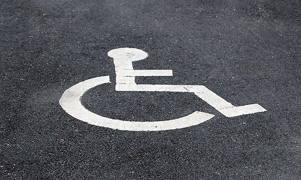 Foto på parkeringsruta med handikapssymbolen. 