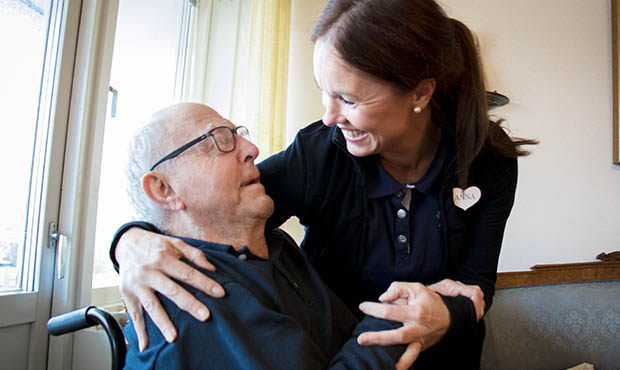 Lars Åkerblom, 90, och undersköterska Anna Lundberg, hemtjänsten i Grästorp.