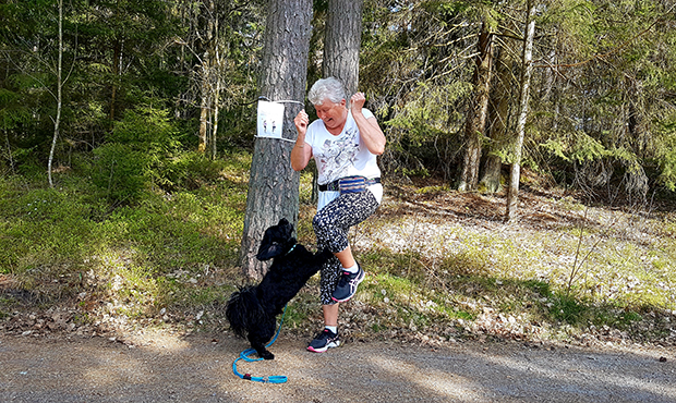 dam med hund i Skubbet