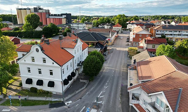 Drönarbild över Grästorps samhälle, med Storgatan i fokus. 