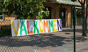 Bild på Lunneviskolan. På staketet sitter en handmålad skylt där det står "välkommen". 