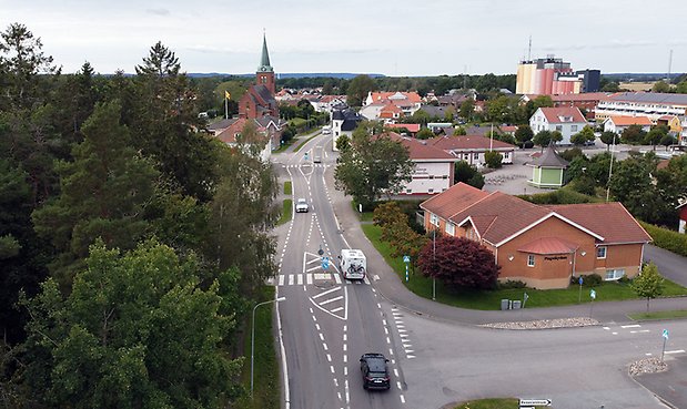 Drönarbild över Södergatan i Grästorp. 