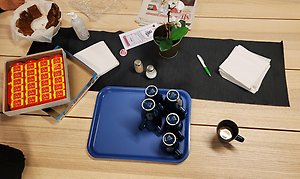 Foto taget ovanifrån på ett bord där det står kaffekoppar. 