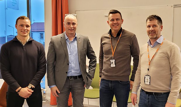 Foto på Adam Blomster, samhällsplanerare Grästorps kommun, Stefan Jansson, samhällsbyggnadschef Grästorps kommun, Martin Stéen, ombud PEAB, Henrik Siewertz, Projektchef Brännebacka Västra, PEAB