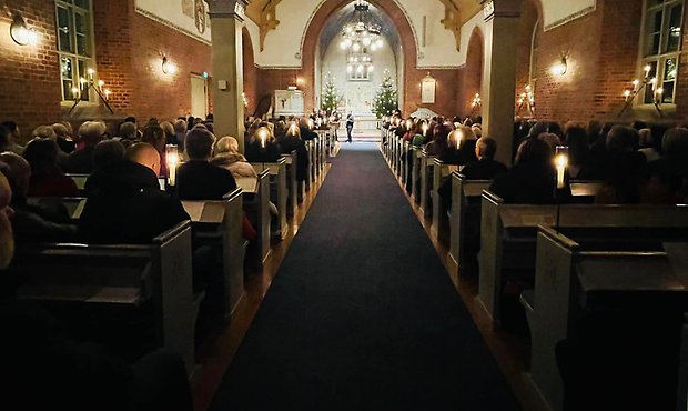 Foto över altargången i en julpyntad kyrka. 