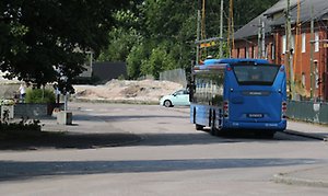 Foto av en blå buss från Västtrafik som åker från Grästorps resecentrum. 