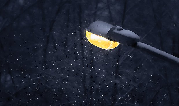 Foto på gatlykta i mörker.