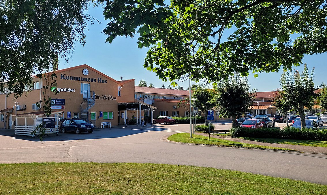 Huvudentrén till Kommunens hus en solig sommardag. 