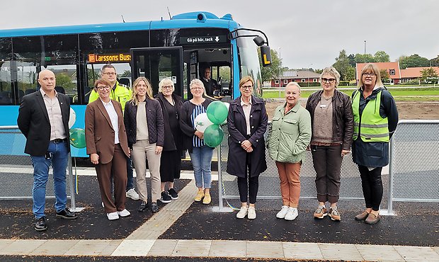 Foto på personer som närvarade vid invigningen. 