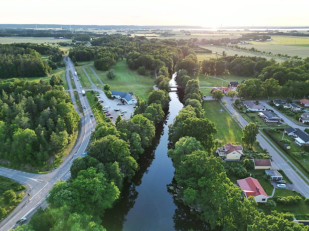Drönarbild över Nossan, del av Södergatan, golfklubben och utkanten av samhället.