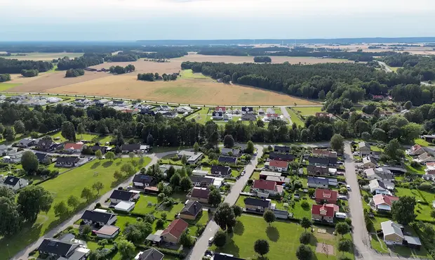 Skissbild med vita villor. 